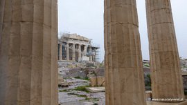 Żuraw budowlany na tle Partenonu